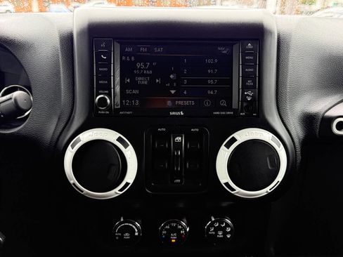 Used 2015 Jeep Wrangler Unlimited Sahara AWD/4WD image 17