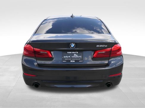 Used 2020 BMW 530e w/ Convenience Package image 5