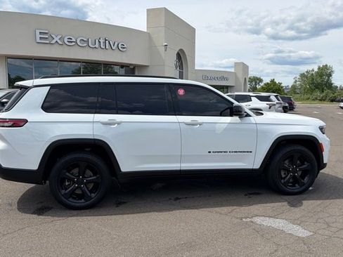 Used 2023 Jeep Grand Cherokee L Limited w/ Black Appearance Package AWD/4WD image 7
