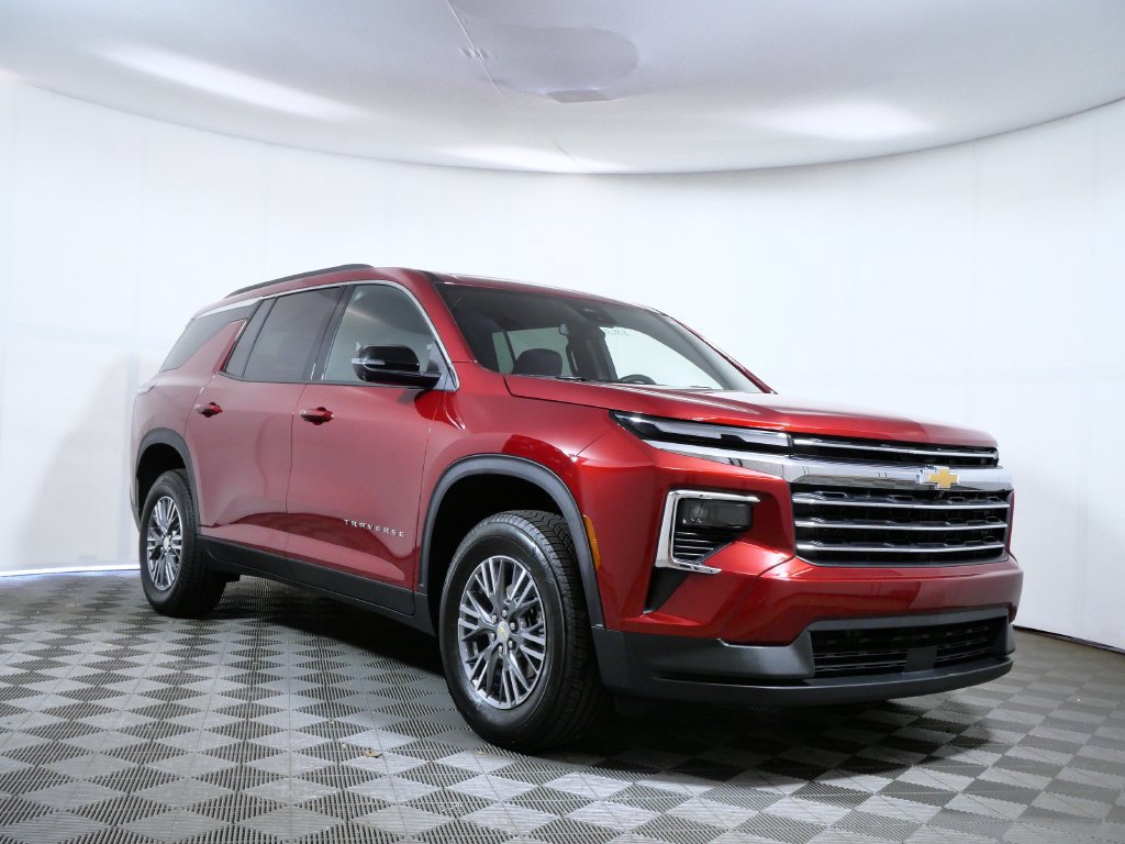 Used 2025 Chevrolet Traverse LT w/ Driver Confidence Package FWD image 1