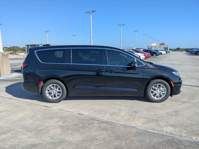 New 2026 Chrysler Pacifica Select FWD image 3