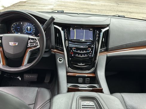 Used 2018 Cadillac Escalade Luxury image 9