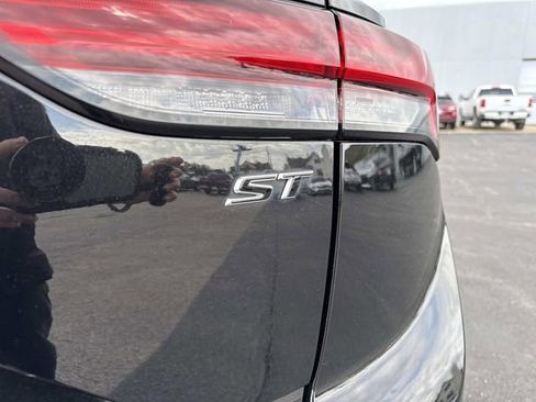 Used 2022 Buick Envision Essence w/ Sport Touring Package FWD image 4