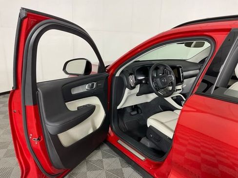 Certified 2025 Volvo XC40 B5 Ultra AWD/4WD image 29