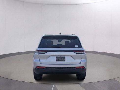 New 2025 Jeep Grand Cherokee Altitude RWD image 4