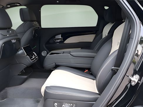 Used 2025 Bentley Bentayga Extended Wheelbase AWD/4WD image 15