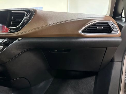 Used 2017 Chrysler Pacifica Limited w/ Advanced Safetytec Group image 40