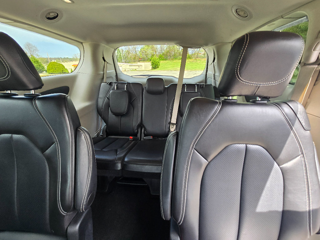 Used 2024 Chrysler Pacifica Touring-L FWD image 19
