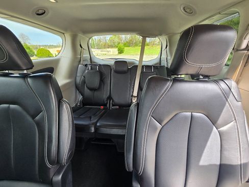 Used 2024 Chrysler Pacifica Touring-L FWD image 19