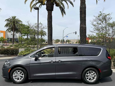 Used 2023 Chrysler Pacifica Touring-L image 17