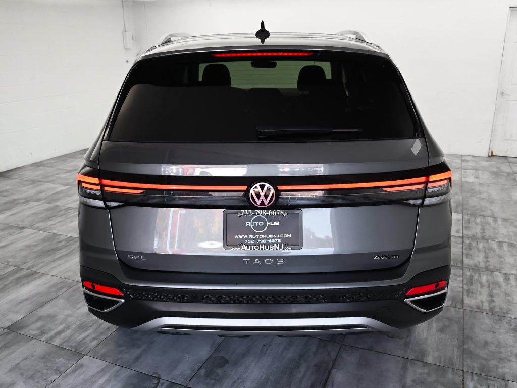 Used 2025 Volkswagen Taos SEL AWD/4WD image 4