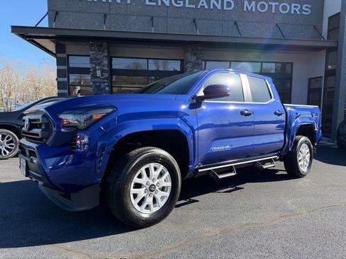 Used 2025 Toyota Tacoma SR5 image 4