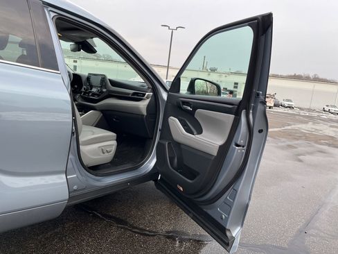 Used 2020 Toyota Highlander XLE AWD/4WD image 19