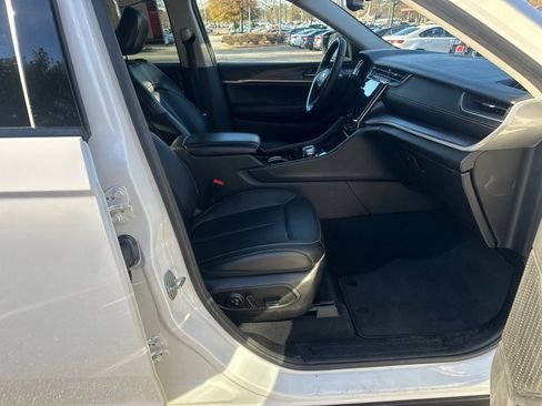 Used 2023 Jeep Grand Cherokee Limited image 17