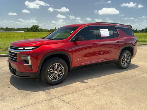 Used 2025 Chevrolet Traverse LT image 4