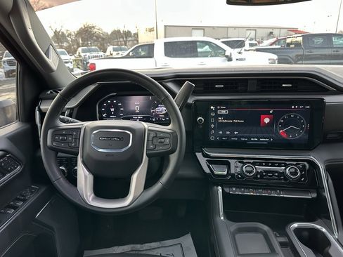 Used 2024 GMC Sierra 3500 Denali image 3