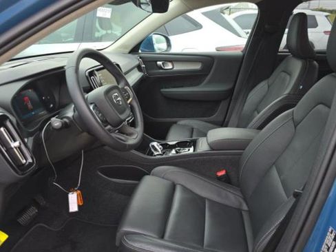 Used 2025 Volvo XC40 B5 Plus AWD/4WD image 2
