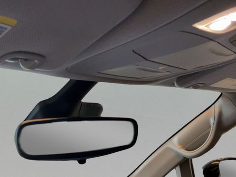 Used 2024 Chrysler Pacifica Touring-L FWD image 16