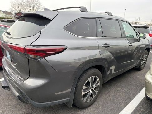 Used 2024 Toyota Highlander XLE image 2
