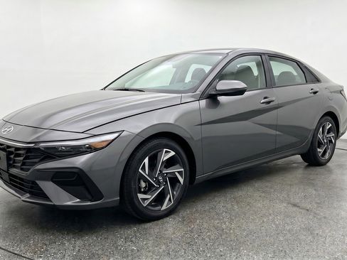Used 2025 Hyundai Elantra SEL FWD image 3