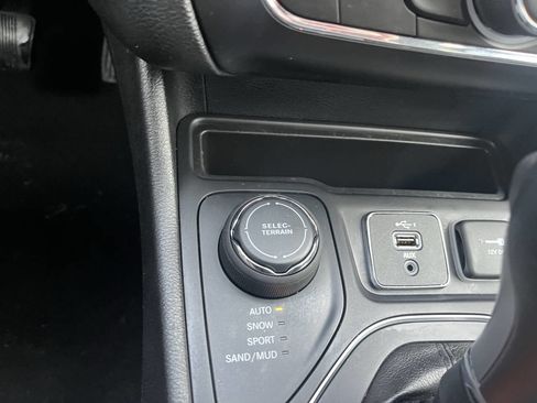 Used 2019 Jeep Cherokee Latitude Plus w/ Cold Weather Group image 25