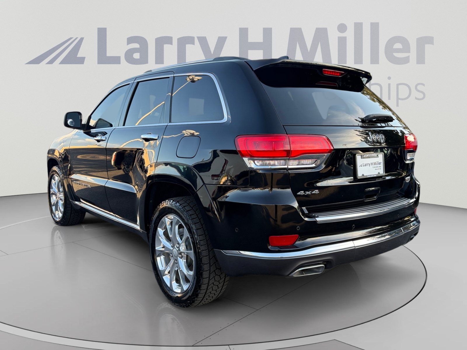 Used 2019 Jeep Grand Cherokee Summit AWD/4WD image 3