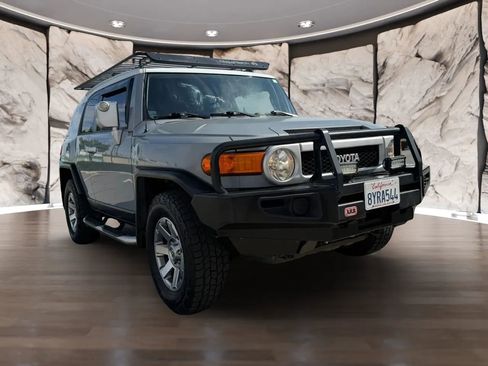 Used 2014 Toyota FJ Cruiser 4WD w/ Upgrade Package image 3