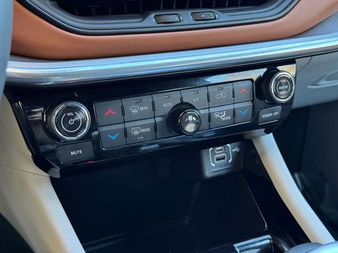 Used 2023 Jeep Compass Limited image 33