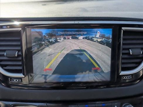 Used 2024 Chrysler Pacifica Touring-L image 14