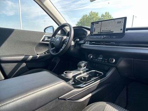 Used 2025 Mitsubishi Outlander ES image 42