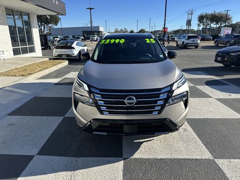 Used 2025 Nissan Rogue Platinum w/ Tech Package image 2