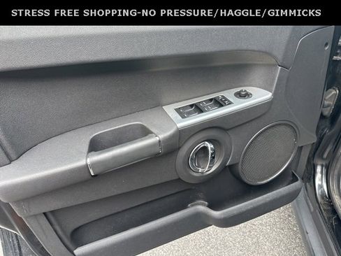 Used 2010 Jeep Commander Sport image 10