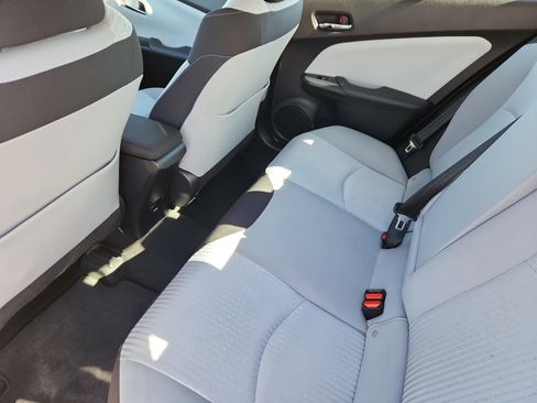 Used 2018 Toyota Prius Three image 10