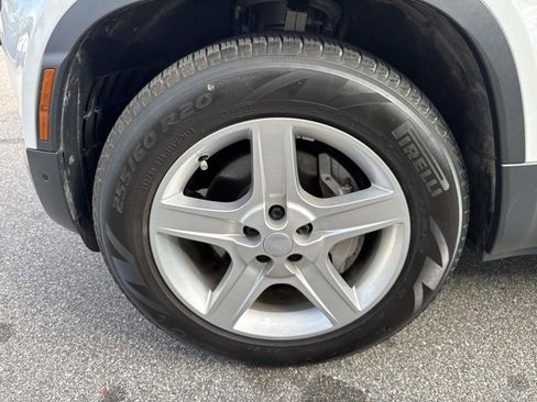 Used 2023 Land Rover Defender 110 SE image 10