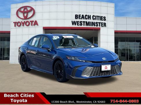 Used 2025 Toyota Camry SE FWD image 1