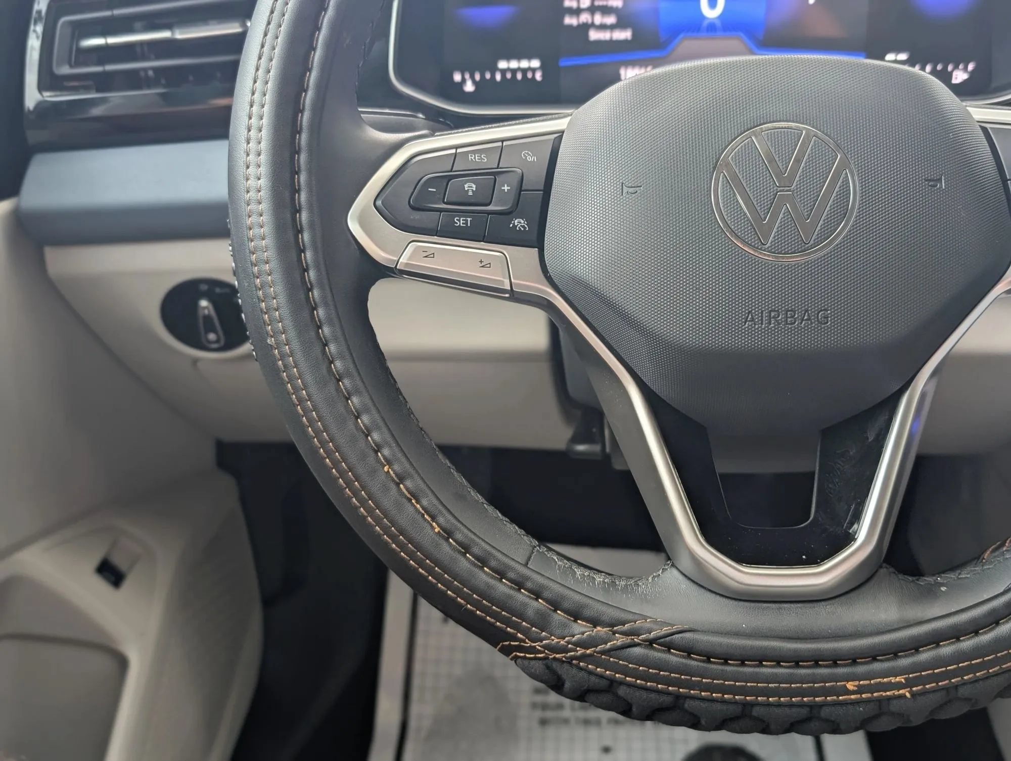 Used 2025 Volkswagen Jetta SE w/ Black Wheel Package FWD image 28