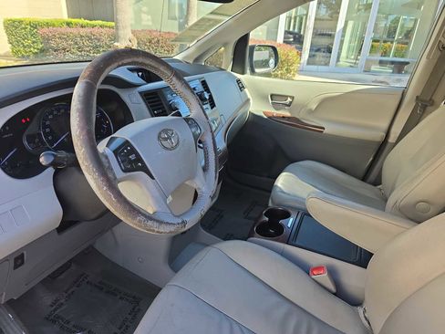Used 2014 Toyota Sienna XLE image 15