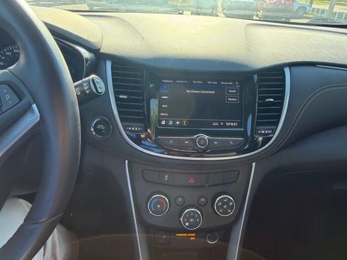 Used 2021 Chevrolet Trax LT w/ Premium Seat Package AWD/4WD image 12