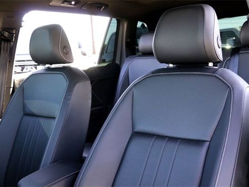 Used 2023 Volkswagen Tiguan SE R-Line image 11