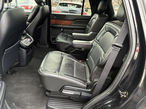 Used 2018 Lincoln Navigator Select image 25