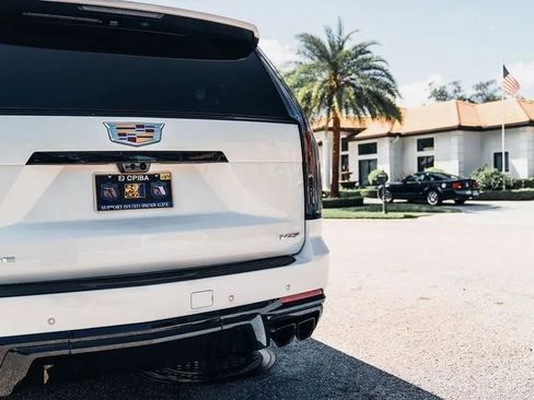 Used 2025 Cadillac Escalade ESV V AWD/4WD image 9