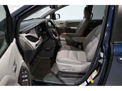Used 2018 Toyota Sienna XLE Premium FWD image 13