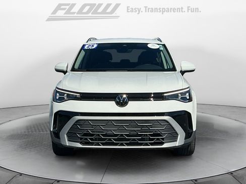 Certified 2025 Volkswagen Taos SE image 2