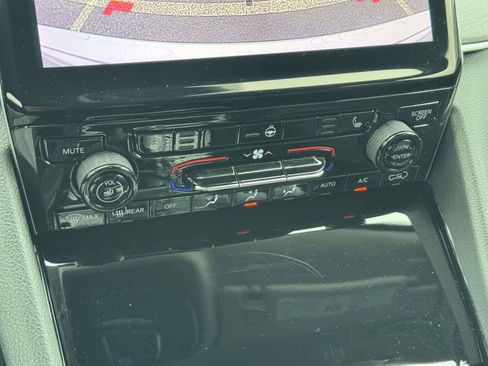 Used 2023 Jeep Grand Cherokee Limited image 14