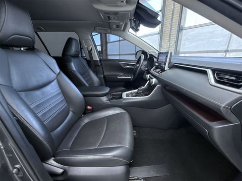 Used 2019 Toyota RAV4 Limited image 15