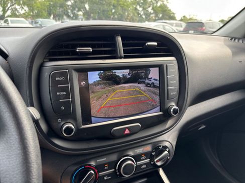 Used 2025 Kia Soul LX w/ LX Technology Package FWD image 23