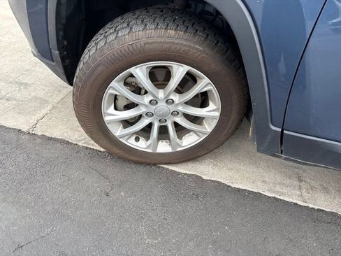 Used 2021 Jeep Cherokee Latitude w/ Mopar Interior Package image 25