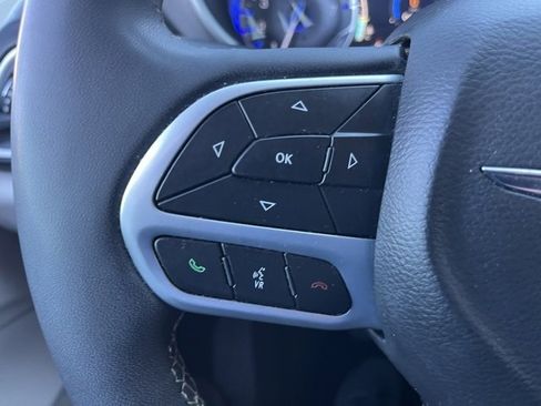 Used 2022 Chrysler Pacifica Touring-L image 27