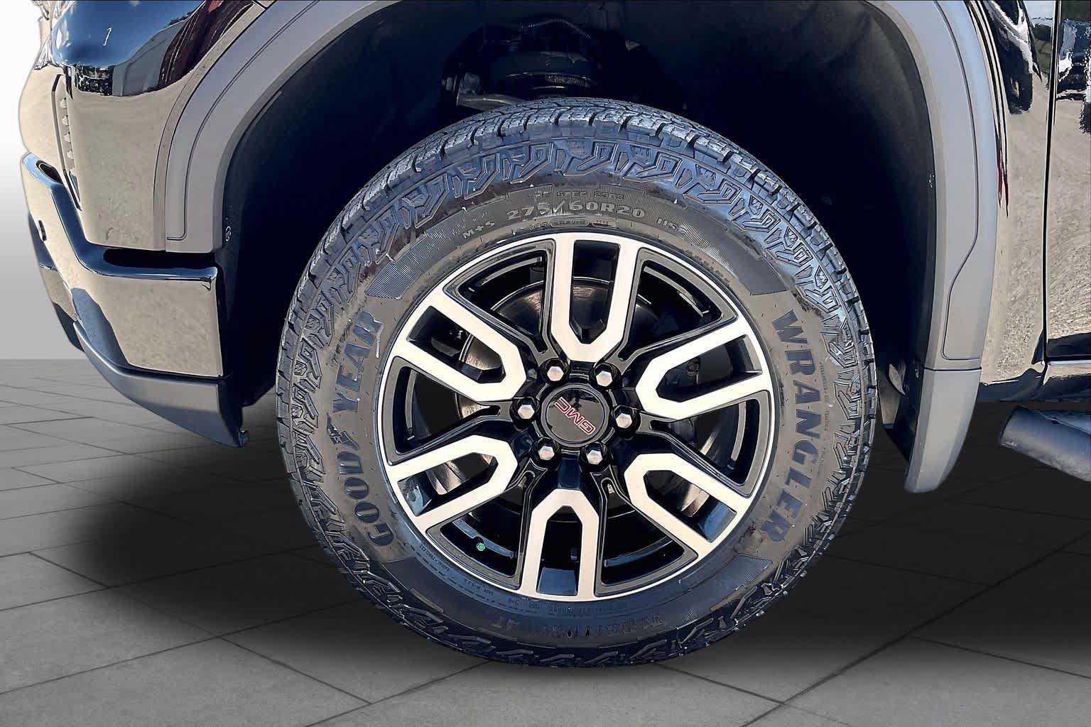 Used 2023 GMC Sierra 1500 AT4 w/ AT4 Premium Package AWD/4WD image 11