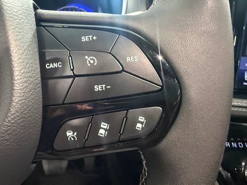 Used 2025 Chrysler Pacifica Limited FWD image 17